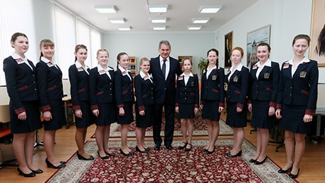 Đại tướng Sergey Shoigu chụp ảnh chung với các nữ học viên